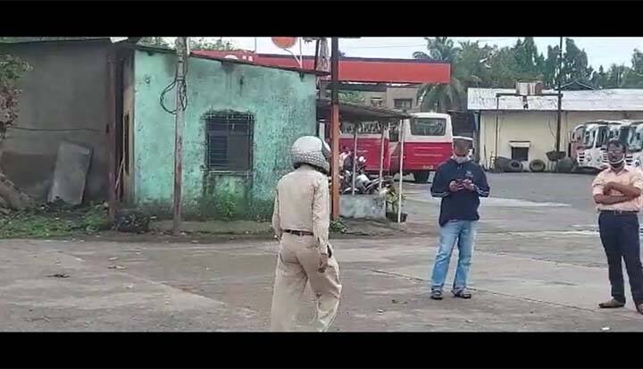 या घोषणेनंतर काही कर्मचाऱ्यांनी संपातून माघार घेत आपल्या सेवेला सुरूवात केली. परंतु, काही कर्मचारी अजूनही संपावर ठाम आहेत.