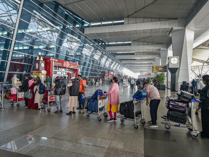 Amidst the panic of Omicron, the Jammu and Kashmir government issued these guidelines for foreign travelers Omicron: नए वैरिएंट के खतरे के बीच जम्मू-कश्मीर सरकार ने विदेशी यात्रियों के लिए जारी किए दिशा निर्देश, जानें क्या है नई गाइडलाइन्स