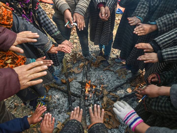 North India is hit by cold, somewhere zero visibility, somewhere the support of bonfire, winter is spreading like this across the country उत्तर भारत पर ठंड की मार, कहीं जीरो विजिबिलिटी, कहीं अलाव का सहारा, देश भर में सर्दी ऐसे ढा रही सितम