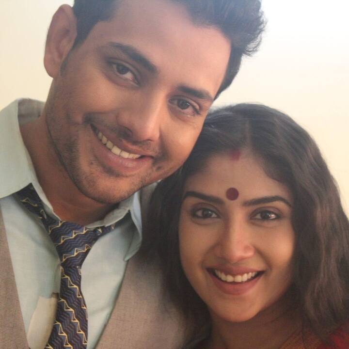 তথাগত আরও বলেন, 'আমার সঙ্গে যখন কন্যাকুমারীর বিয়ে হয়েছিল, সেখানে দেবলীনা নিমন্ত্রিত ছিল। ও সেখানে কব্জি ডুবিয়ে খেয়েছে। তারপর কন্যাকুমারীর সঙ্গে আমার বিয়ে হয়েছে, ওর সঙ্গে তিন বছর সংসার করেছি। আমাদের বিচ্ছেদ হয়েছে। তারপর দেবলীনার সঙ্গে আমার সম্পর্ক গড়ে উঠেছিল। কন্যাকুমারীর সঙ্গে বিয়ের আগে থেকেই আমি আর দেবলীনা বন্ধু।'
