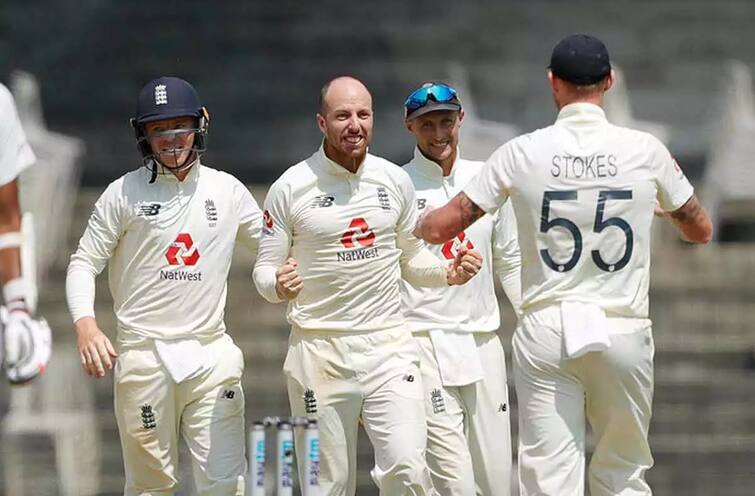 Ashes Series : English Cricketer jack leach doing practice with watching of ravindra jadeja video એશીઝ સીરીઝ પહેલા ઇંગ્લેન્ડના ખેલાડી અચાનક કયા ગુજરાતી ક્રિકેટરના જુના વીડિયો જોવા લાગ્યા, શું શોધી રહ્યાં છે તેમાં, જાણો વિગતે