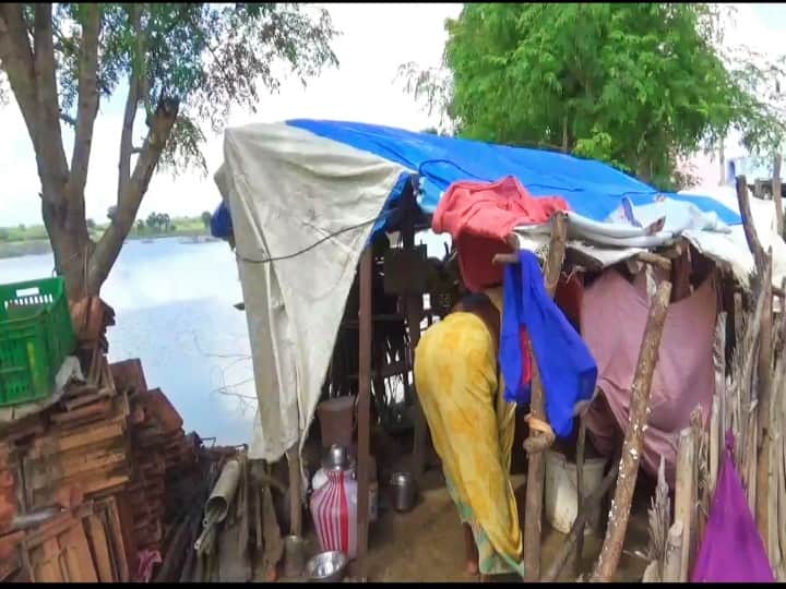 சிவகங்கையில் கனமழையால் இடிந்த மூதாட்டி வீடு...! - சமையலறையாக மாறிய கழிவறை