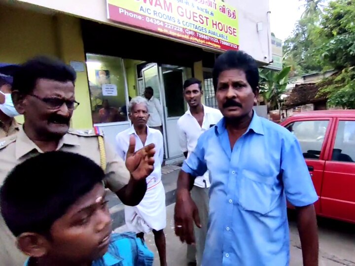 படியில் தொங்கிய மாணவர்களால் அதிருப்தி - சாலையிலேயே அரசுப்பேருந்தை நிறுத்திவிட்டு இறங்கி சென்ற ஓட்டுநர்