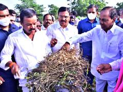 CM KCR: పొలాల్లోకి వెళ్లి రైతులతో మాట్లాడిన కేసీఆర్.. వరి పంటకు బదులు.. ప్రత్యామ్నాయ పంటలు సాగు చేసుకోవాలని సూచన