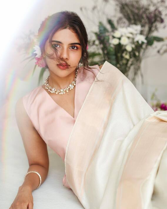 Kalyani Priyadarshan Photos: అందమైన తోటలో ఇప్పుడే పూసిన కొత్త పువ్వులా కళ్యాణి ప్రియదర్శన్ మెస్మరైజింగ్ లుక్…