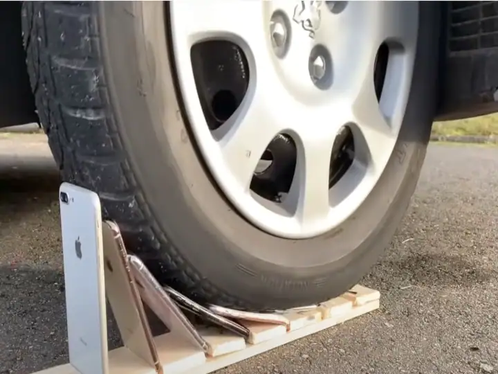 Samsung and iPhones Test: What Happened When Samsung-Apple iPhones Cracked Under Car Tires, Watch Video Samsung and iPhones Test: ਕੀ ਹੋਇਆ ਜਦੋਂ Samsung-Apple iPhones ਨੂੰ ਕਾਰ ਦੇ ਟਾਇਰ ਹੇਠਾਂ ਦਰੜ ਦਿੱਤਾ, ਦੇਖੋ Video