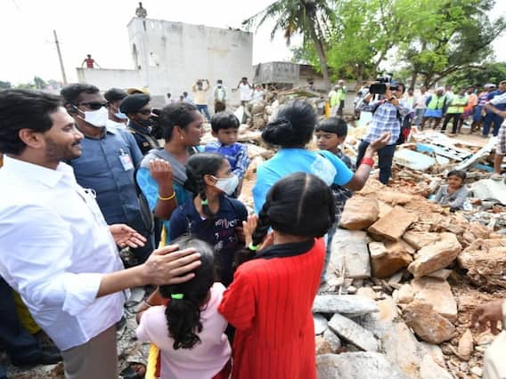 In Pics: వరద ప్రభావిత ప్రాంతాల్లో సీఎం జగన్ పర్యటన In Pics: వరద ప్రభావిత ప్రాంతాల్లో సీఎం జగన్ పర్యటన