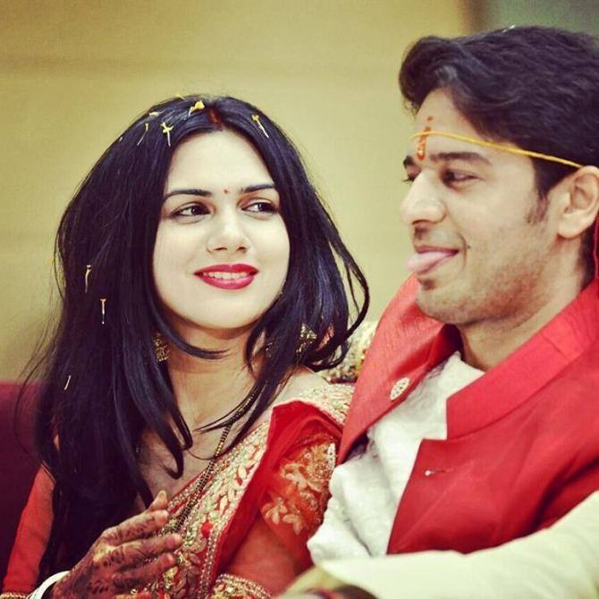 टीवी एक्ट्रेस आकांक्षा चमोला ने एक्टर गौरव खन्ना के साथ शादी की. दोनों ने 2016 में शादी रचाई थी. शादी के बाद इस तस्वीर में आकांक्षा पहली बार सिंदूर लगाए नजर आई थीं.