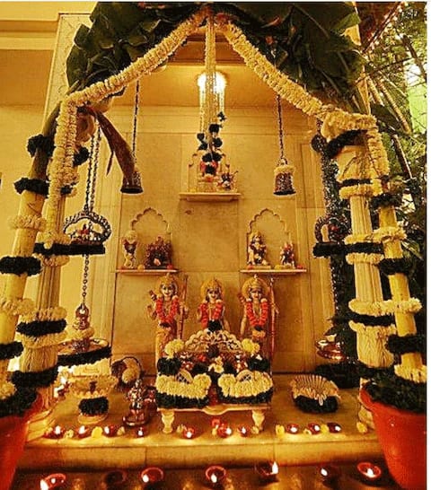 अमिताभ बच्चन के घर में जो मंदिर है उसमें राम दरबार है. इस मंदिर को हर दिन ताजे फूलों से बिग बी सजवाते हैं.