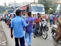 படியில் தொங்கிய மாணவர்களால் அதிருப்தி - சாலையிலேயே அரசுப்பேருந்தை நிறுத்திவிட்டு இறங்கி சென்ற ஓட்டுநர்