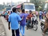 படியில் தொங்கிய மாணவர்களால் அதிருப்தி - சாலையிலேயே அரசுப்பேருந்தை நிறுத்திவிட்டு இறங்கி சென்ற ஓட்டுநர்