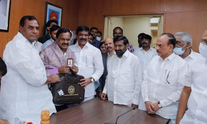 ఈ కార్యక్రమానికి శాసన సభ వ్యవహారాల మంత్రి వేముల ప్రశాంత్ రెడ్డి హాజరై నూతన సభ్యులకు శుభాకాంక్షలు తెలియజేశారు. శాసన మండలి రూల్స్ బుక్స్, ఐడీ కార్డ్స్ కొత్తగా ఎన్నికైన సభ్యులకు అందజేశారు.