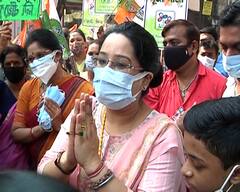 Kolkata Municipal Corporation Election: কলকাতা পুরভোটের ৮ নম্বর ওয়ার্ডে তৃণমূলের প্রচারে মা-মেয়ের যুগলবন্দি, পূজাকে গাইড করছেন শশী পাঁজা| Bangla News