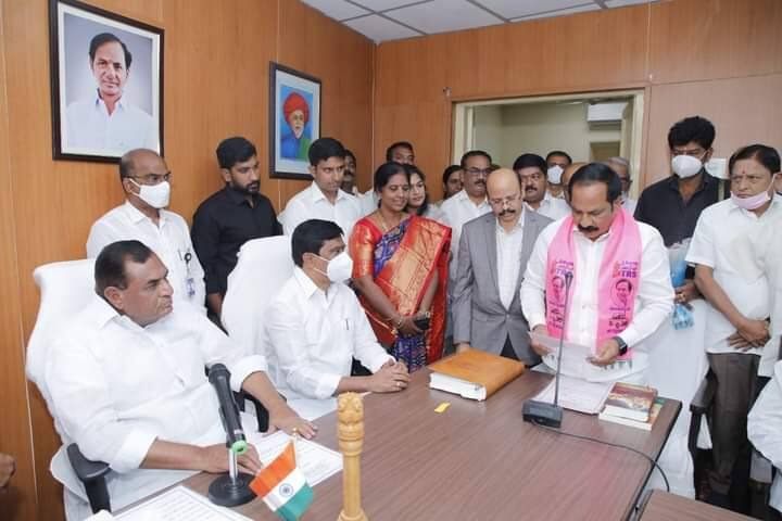 ఇటీవల ఎమ్మెల్యే కోటాలో ఎమ్మెల్సీ ఎన్నికల్లో ఏకగ్రీవంగా ఎన్నికైన శాసన మండలి సభ్యులు కడియం శ్రీహరి, గుత్తా సుఖేందర్ రెడ్డి, తక్కెళ్ల పల్లి రవీందర్ రావు, పాడి కౌశిక్ రెడ్డి, పరుపాటి వెంకట్రామిరెడ్డి లతో తెలంగాణ శాసన మండలి ప్రొటెం ఛైర్మన్ వి.భూపాల్ రెడ్డి గురువారం ప్రమాణ స్వీకారం  చేయించారు.
