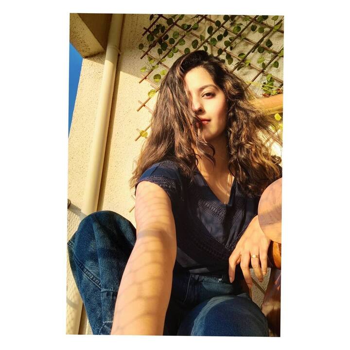 अभिज्ञानं नुकतेच इन्स्टाग्रामवर काही खास फोटो शेअर केले आहेत.तिचा हा कॅज्यूअल लूक चाहत्यांना आवडला आहे. (PHOTO : @abhidnya.u.b/IG)