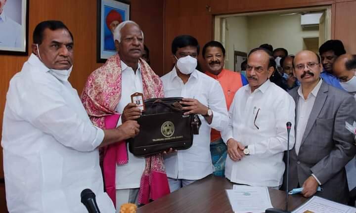 కడియం శ్రీహరికి ఐడీ కార్డ్, రూల్స్ బుక్ అందిస్తున్న మంత్రులు వేముల ప్రశాంత్ రెడ్డి, మహమూద్ అలీ