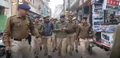 UP News: मथुरा में एसएसपी ने पूरी फोर्स के साथ बाजारों में किया फ्लैग मार्च, जानिए इसकी वजह