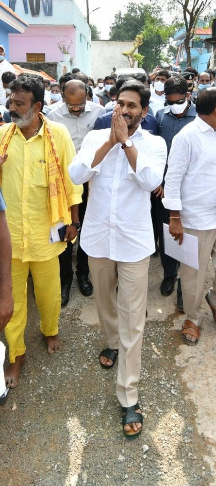 కడప జిల్లాలోని వరద ప్రభావిత ప్రాంతాల్లోని సీఎం జగన్ పర్యటించారు