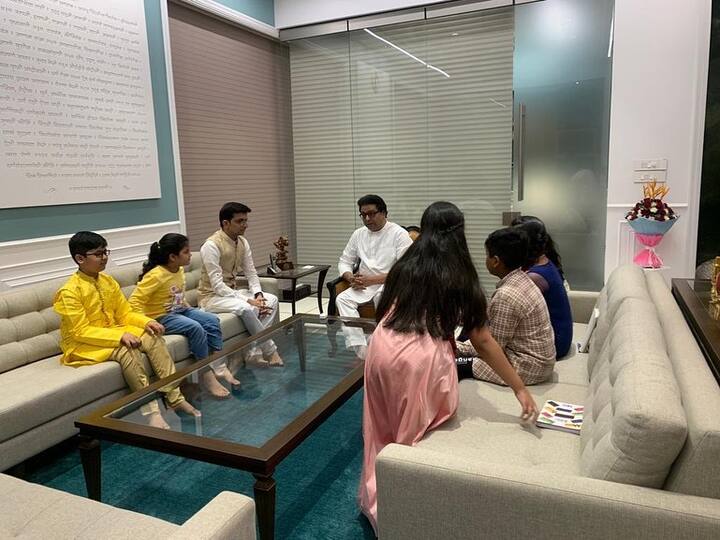 राज ठाकरेंनी या मुलांना इलेक्ट्रिक तानपुरा आणि तबला भेट दिला. दरम्यान राज ठाकरेंनी त्यांच्या लहानपणीच्या आठवणींना उजाळा दिला. सारेगमप लिटिल चॅम्प्सचा महाअंतिम सोहळा येत्या रविवारी 5 डिसेंबर रोजी संध्याकाळी 7 वाजता झी मराठीवर प्रेक्षकांना पाहायला मिळणार आहे. (photo:zeemarathiofficial/ig)