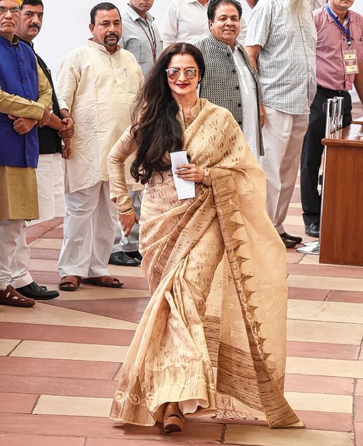 कोरोना की पहली लहर के दौरान रेखा का सिक्योरिटी गार्ड संक्रमित हो गया था. इसके बाद बीएमसी द्वारा उनके घर के दूसरे लोगों से कोरोना की जांच की अपील की. हालांकि दो तीन दिन तक रेखा ने बीएमसी वालों के लिए अपने बंगले का दरवाजा ही नहीं खोला. फैंस रेखा के इस बर्ताव से काफी सरप्राइज हुए थे.