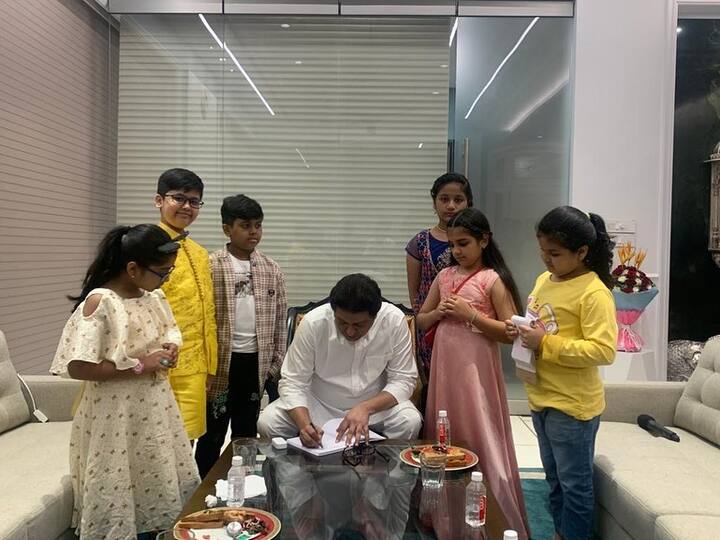याआधीदेखील 'मन उडू उडू झालं' मालिकेतील 'इंद्रा आणि दिपू'ने राज ठाकरेंची भेट घेतली होती. इंद्रा आणि दिपू म्हणजेच अभिनेता अजिंक्य राऊत आणि अभिनेत्री ऋता दुर्गुळे यांनी राज ठाकरेंची भेट घेतली होती. (photo:zeemarathiofficial/ig)