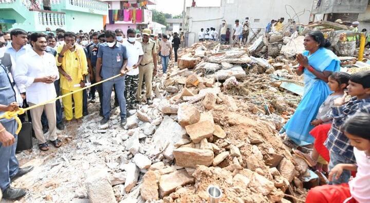 పొదుపు మహిళల రుణాలపై ఏడాది వడ్డీ ప్రభుత్వం చెల్లిస్తుందని బాధితులకు హామీ ఇచ్చారు. వరదల్లో చనిపోయిన వారి కుటుంబాల్లో ఒకరికి ఔట్‌సోర్సింగ్‌ ఉద్యోగం ఇస్తామని సీఎం చెప్పారు