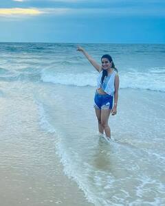 દરિયાકિનારે અક્ષરા સિંહે બતાવ્યો હટકે સ્વેગ, બીચની પરની સિઝલિંગ તસવીરોએ ફેન્સના ઉડાડ્યા હોશ.........