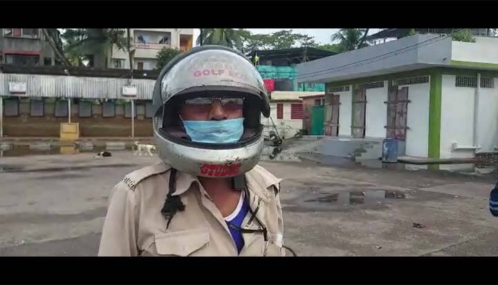 अशा एसटी कर्मचाऱ्यांना परिवहनमंत्री अनिल परब यांनी संप मागे घेऊन कामावर परतण्याचे आवाहन केले आहे.