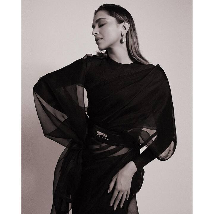 रणवीर सिंह ने दीपिका की हुस्न की बिजलियां गिराती हुई लेटेस्ट तस्वीरों पर कमेंट में लिखा डेथ ही हो गई.