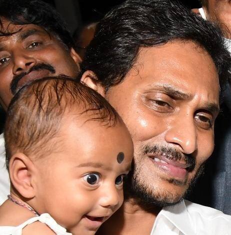 వరద ప్రభావిత ప్రాంతంలో చిన్నారితో సీఎం జగన్