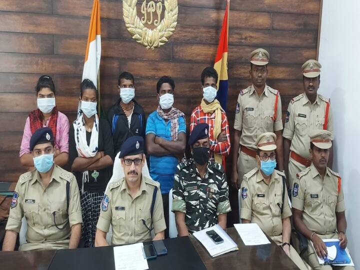 Bhadradri kottagudem five Maoist members surrendered before police Bhadradri kottagudem: భద్రాద్రి కొత్తగూడెంలో ఐదుగురు మావోయిస్టులు లొంగుబాటు...