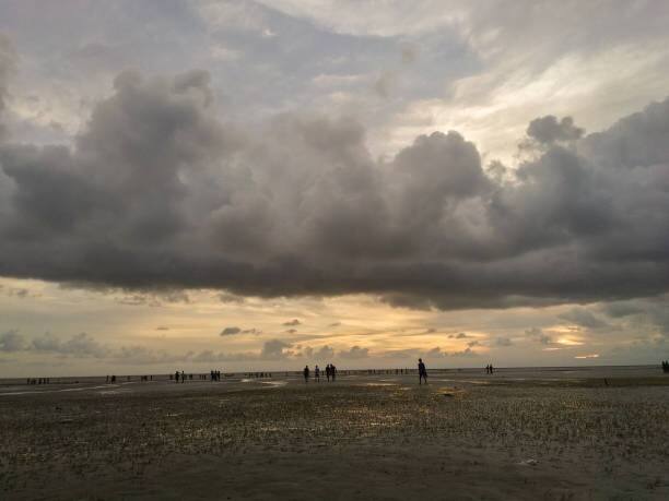 অন্ধ্র-ওড়িশা উপকূলে ধেয়ে আসছে ঘূর্ণিঝড়, বাংলায় প্রভাবের আশঙ্কা। পরিস্থিতি পর্যালোচনায় দিল্লিতে বৈঠকে প্রধানমন্ত্রী। এদিন মুম্বই থেকে কলকাতা ফিরেই নবান্নে জরুরি বৈঠক করেন মুখ্যমন্ত্রী।