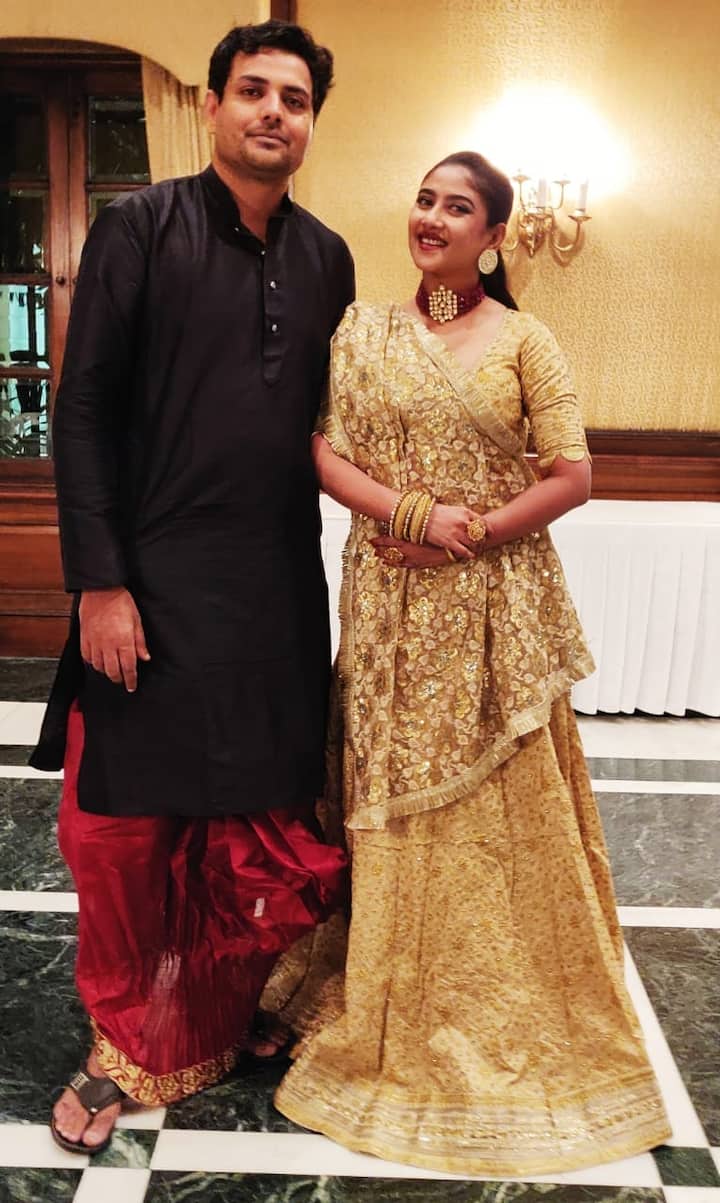 অন্যদিকে, দেবলীনা দত্তের সঙ্গে যোগাযোগ করে হলে তিনি বলেন, 'সম্পর্কের ব্যাপারে আমি খুব একবগ্গা। যতক্ষণ মা অন্য তরফ থেকে কোনও সমস্যা আছে, আমি কাউকে ছেড়ে যাই না। তবে আমার মনে হয় তথাগত প্রেমে পড়েছে।'