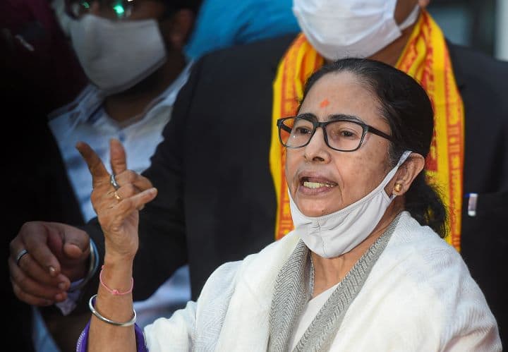 BJP Leader Files Police Complaint Against Mamata Banerjee For Showing 'Utter Disrespect To National Anthem' BJP Leader Files Police Complaint Against Mamata Banerjee For Showing 'Utter Disrespect To National Anthem'
