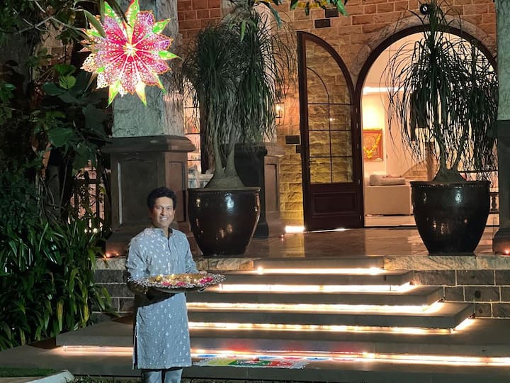 सचिन तेंदुलकर का घर मुंबई के बांद्रा वेस्ट में पेरी क्रॉस रोड पर स्थित है. सचिन इस घर में अपने पूरे परिवार के साथ रहते हैं. उनके घर का इंटीरियर बेहद शानदार है.