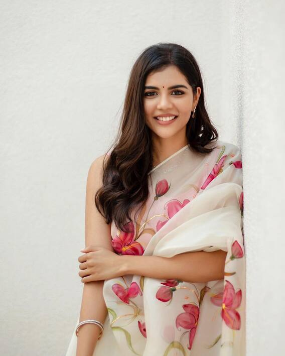 Kalyani Priyadarshan Photos: అందమైన తోటలో ఇప్పుడే పూసిన కొత్త పువ్వులా కళ్యాణి ప్రియదర్శన్ మెస్మరైజింగ్ లుక్…