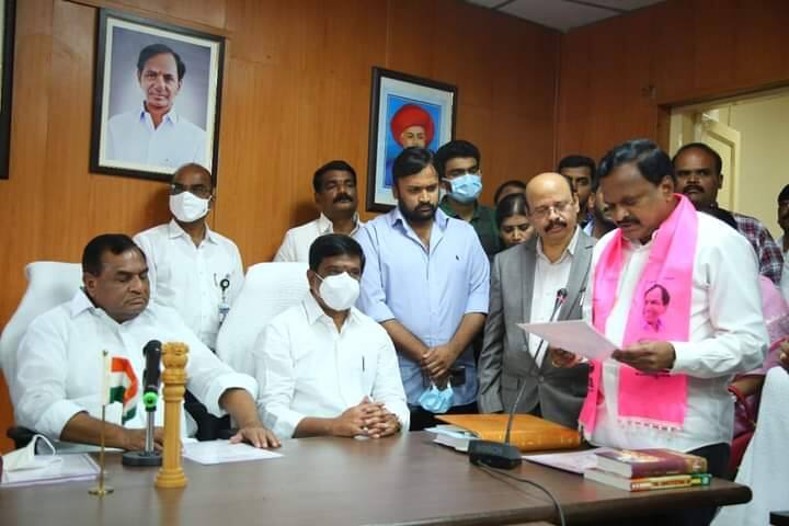 ఎమ్మెల్సీగా  ప్రమాణ స్వీకారం చేస్తోన్న పరుపాటి వెంకట్రామిరెడ్డి