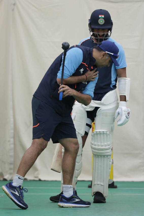 IND vs NZ 2nd Test: కోహ్లీ వచ్చాడు.. ద్రవిడ్‌ చెబుతున్నాడు.. రహానె నవ్వాడు!