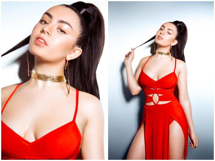 Charli XCX Video British Singer Charli XCX Shared Her Major Wardrobe Malfunction Video On Instagram Watch here oops moment Charli XCX Video: ब्रिटिश सिंगर चार्ली XCX हुईं अवार्ड फंक्शन में मेजर ऊप्स मोमेंट का शिकार, वीडियो में खुद को यूं संभालती आईं नजर