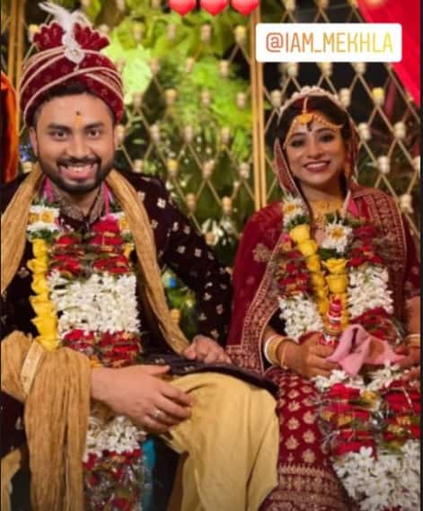 দীর্ঘদিনের প্রেমিক অর্কপ্রভ চৌধুরীর সঙ্গে সাত পাকে বাঁধা পড়লেন গায়িকা মেখলা দাশগুপ্ত।