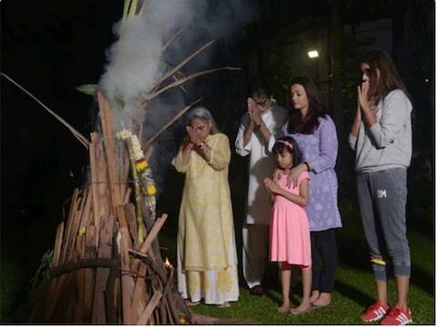अमिताभ बच्चन के घर के बाहर गार्डन एरिया की बात करें तो वो बहुत ही ज्यादा बड़ा है. अक्सर पूरे परिवार को वहां खुले आसमानों के नीचे प्रकृति की गोद में क्वालिटी टाइम स्पेंड करते देखा जाता है.