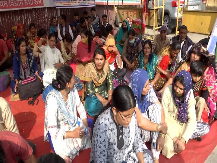 Lucknow News: youth of Rajasthan are sitting on a dharna outside the Congress office in Lucknow, Priyanka Gandhi Vadra ANN Lucknow News: लखनऊ में कांग्रेस कार्यालय के बाहर धरने पर बैठे हैं राजस्थान के युवा, जानें- क्या है पूरा मामला