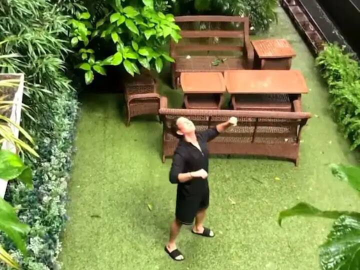 ये उनके घर का लॉन एरिया है, जिसमें काफी पेड़ पौधे लगाए गए हैं. आसपास की हरियाली उनके लॉन की सुंदरता में चार चांद लगा रही हैं.