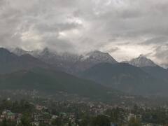 Snowfall: Himachal Pradesh में बर्फ से ढके पहाड़, शहरों ने ओढ़ी सफेद चादर, देखें PHOTOS