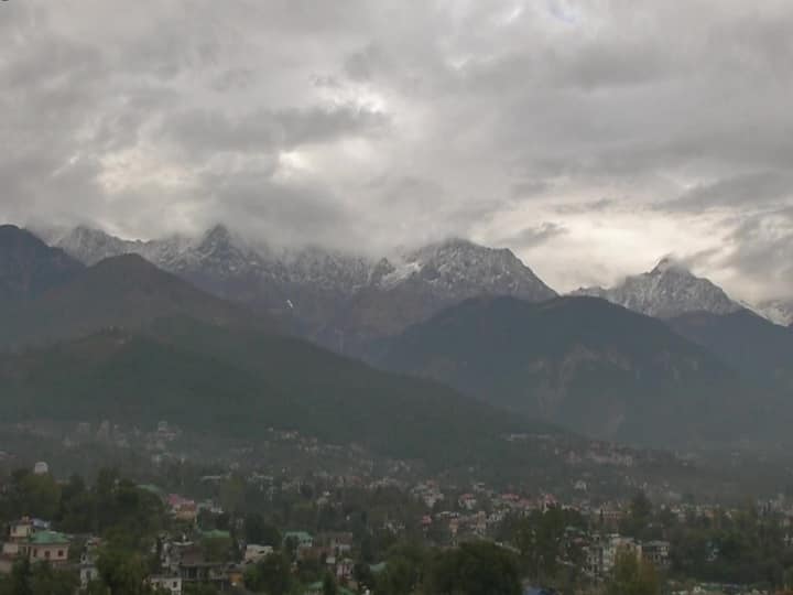 मौसम में अब ठंड का प्रकोप देखा जाने लगा है. पहाड़ी इलाकों में बर्फबारी होने के कारण अब मैदानी इलाकों में भी तापमान में गिरावट आई है.