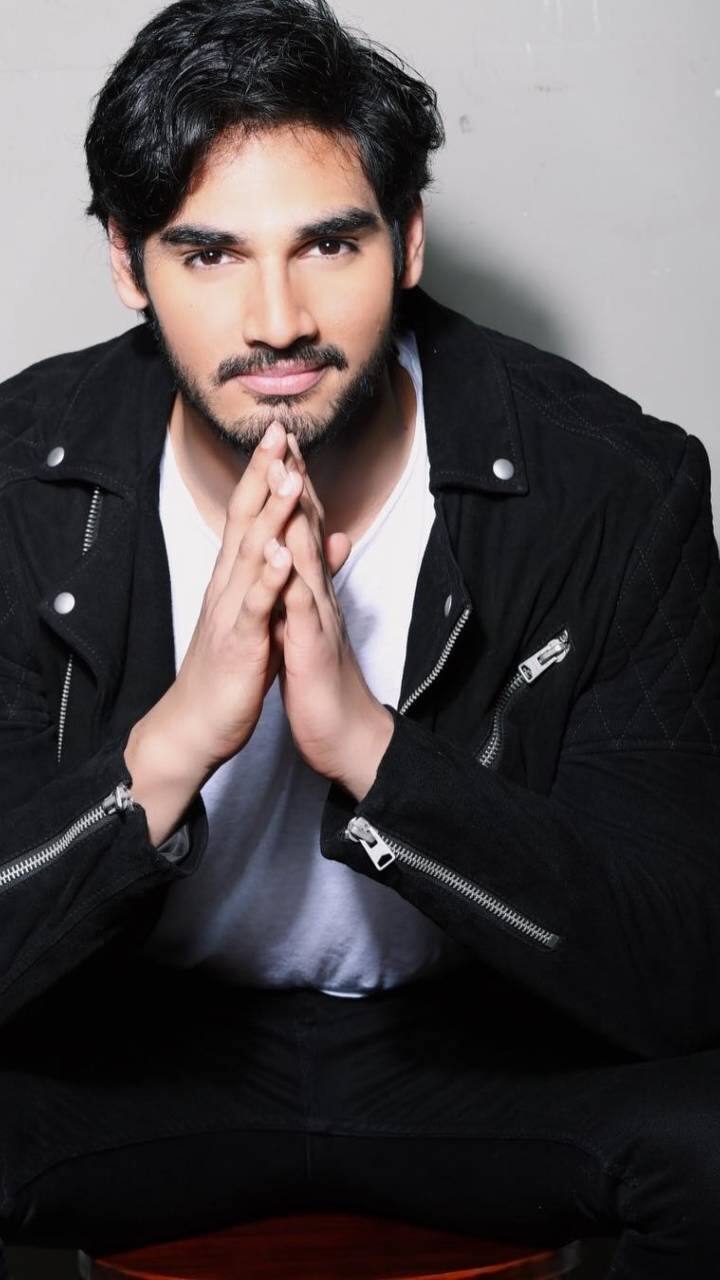 अहान शेट्टी: बॉलीवुड स्टार सुनील शेट्टी के बेटे अहान शेट्टी इन दिनों अपनी पहली डेब्यू फिल्म से लाइम लाइट में छाए हुए है. फिल्म तड़प तेलुगु फिल्म RX 100 की रीमेक है. इस फिल्म में अहान शेट्टी के साथ  तारा सुतारिया नजर आ रही हैं. डायरेक्टर मिलन लुथरिया की ये फिल्म 3 दिसंबर को रिलीज हो चुकी है और अहान को इसके लिए काफी पॉजिटिव रिस्पॉन्स भी मिल रहे है.