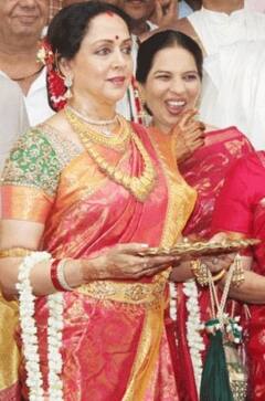 Esha Deol Wedding Photos: तमिल और पंजाबी मिस्क ब्राइडल लुक में बला की खूबसूरत लगी थीं Isha Deol, बेटी की शादी में सोने में लदी Hema Malini दिख रही थीं महारानी जैसी