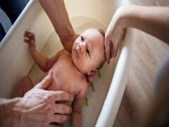 தாய்மை என்பதோர் 8 : குழந்தையை குளிப்பாட்டுவது எப்படி...? நீங்கள் தெரிந்துகொள்ள வேண்டியது என்ன?