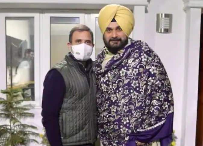 Navjot Singh Sidhu Meets Rahul Gandhi: પંજાબ કૉંગ્રેસના અધ્યક્ષ નવજોત સિંહ સિદ્ધુએ કૉંગ્રેસ નેતા રાહુલ ગાંધી સાથે મુલાકાત કરી હતી. આ મુલાકાત બાદ તેમણે બે તસવીરો શેર કરી છે. એક તસવીરમાં સિદ્ધુ અને રાહુલ ગાંધી જોવા મળી રહ્યા છે. આ સાથે જ તેમણે લખ્યું, 'ભાઈની સાથે.'