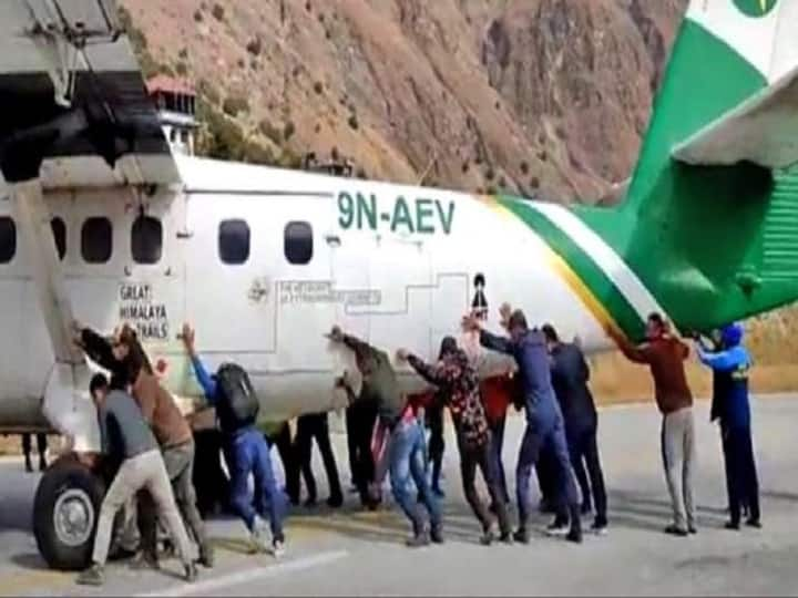 Watch Video : Passengers Filmed Pushing Airplane Off Runway Watch Video :தள்ளு.. தள்ளு.. ப்ளேனை தள்ளிய விமானிகள்: இணையத்தில் வைரலாகிய வீடியோ!